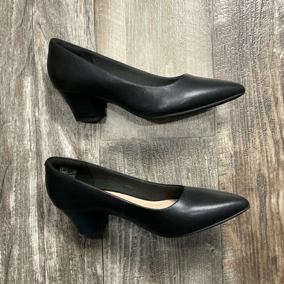Clarks Women's Classic Black Heels Size 6W - Picture 5 of 12